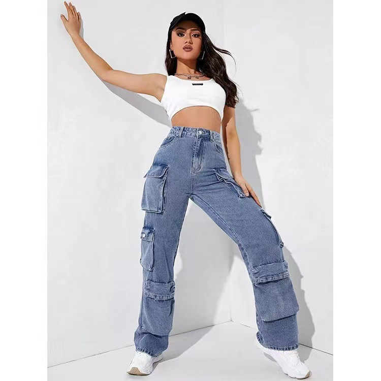 Wide-leg women’s cargo jeans style